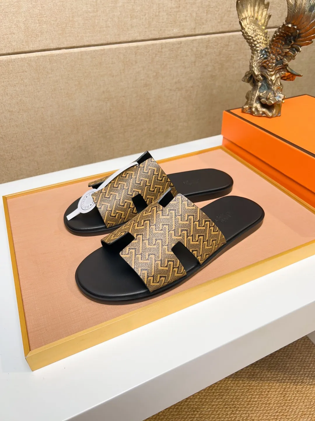Men's clothing and shoes 💰280 💅💅💅 new arrival. Hermes Hermes official website latest counter synchronized new oran color leather H slippers, the original Paris version flew back to the original model and opened the mold to make it perfectly🍌The highest quality Sincerity, you can enter and leave the counter at will [Deyi] The upper is made of original customized  colored palm prints, crocodile print, ostrich print, colored cow leather, colored cow suede, 🤔 horse hair, 🥳 colored diamonds, 🥰 3D printing, and other genuine leather slippers, imported cow pattern foot pad lining, Italian  latest original genuine leather combination outsole Code number: 38-48 (customized at 46.47.48) Can be made into picture combination sole with genuine leather pattern and ordinary molded outsole
